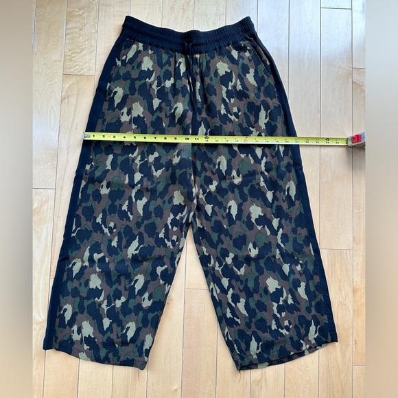 Topshop Cropped Camo Pants in Size 6 - Picture 5 of 9